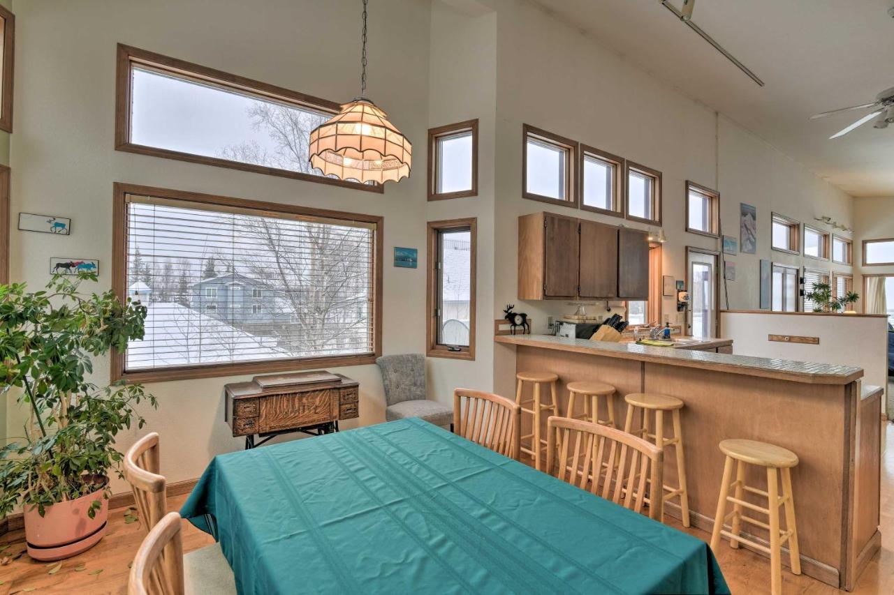 Spacious Family Home With Deck And Million-Dollar View แองเคอเรจ ภายนอก รูปภาพ