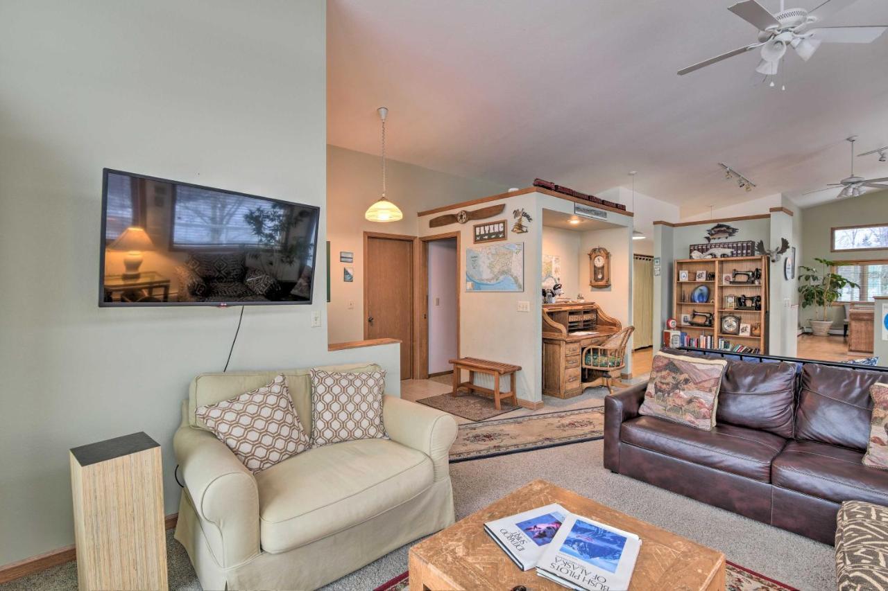 Spacious Family Home With Deck And Million-Dollar View แองเคอเรจ ภายนอก รูปภาพ